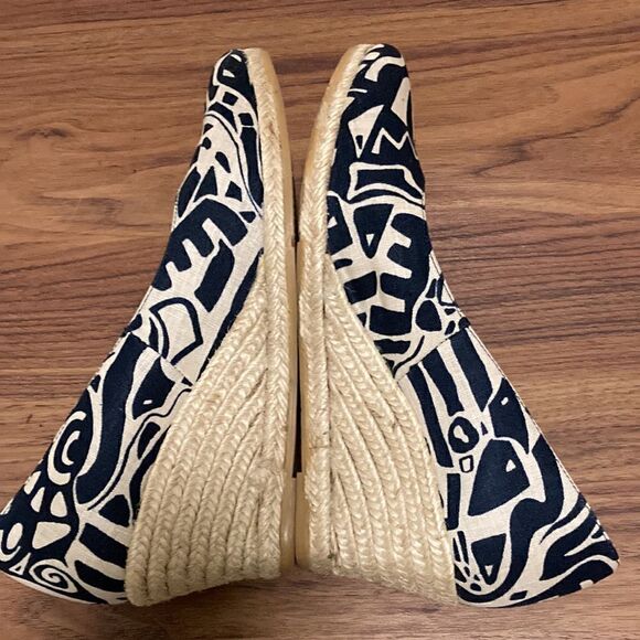 Diane B. Milano Closed Toe Espadrille in Navy/Beige Print. Size 7. - Picture 5 of 8